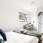 Elegant Queen Room - Nearby Airport - Shared Bathroom
