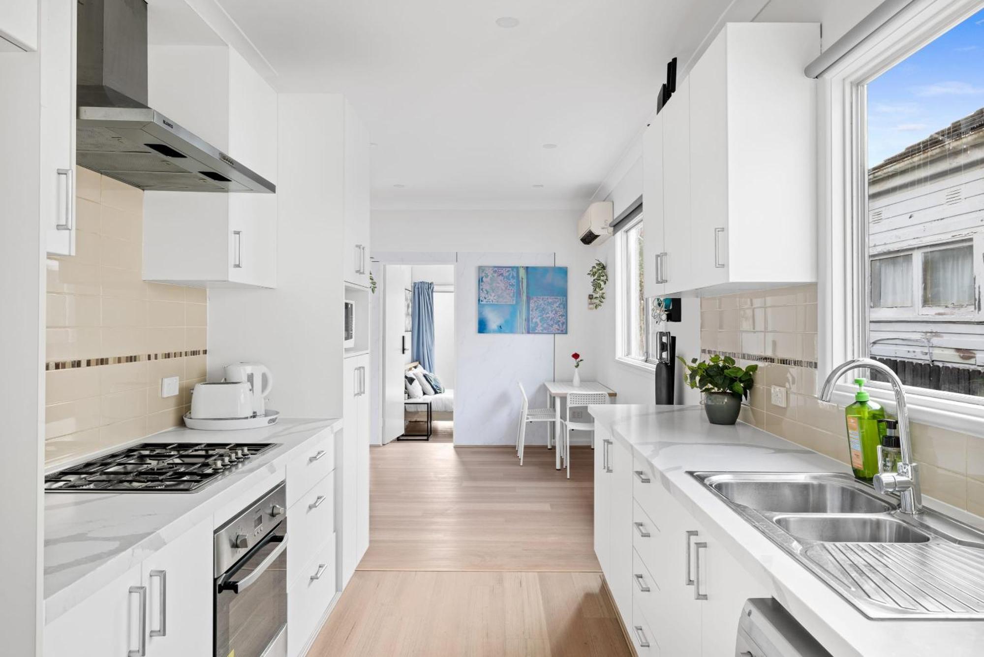 Elegant Queen - Nearby Airport - Shared Bathroom Sydney