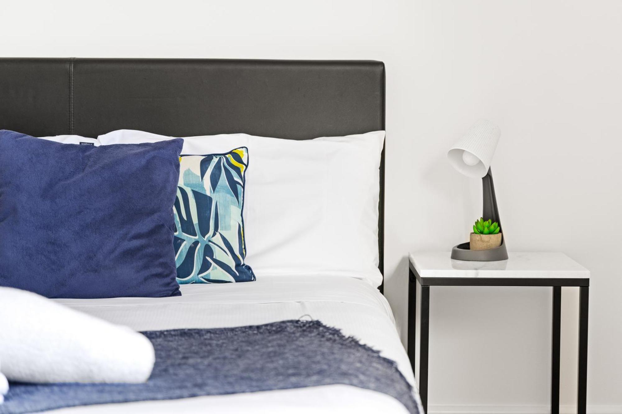 Elegant Queen - Nearby Airport - Shared Bathroom Guest house