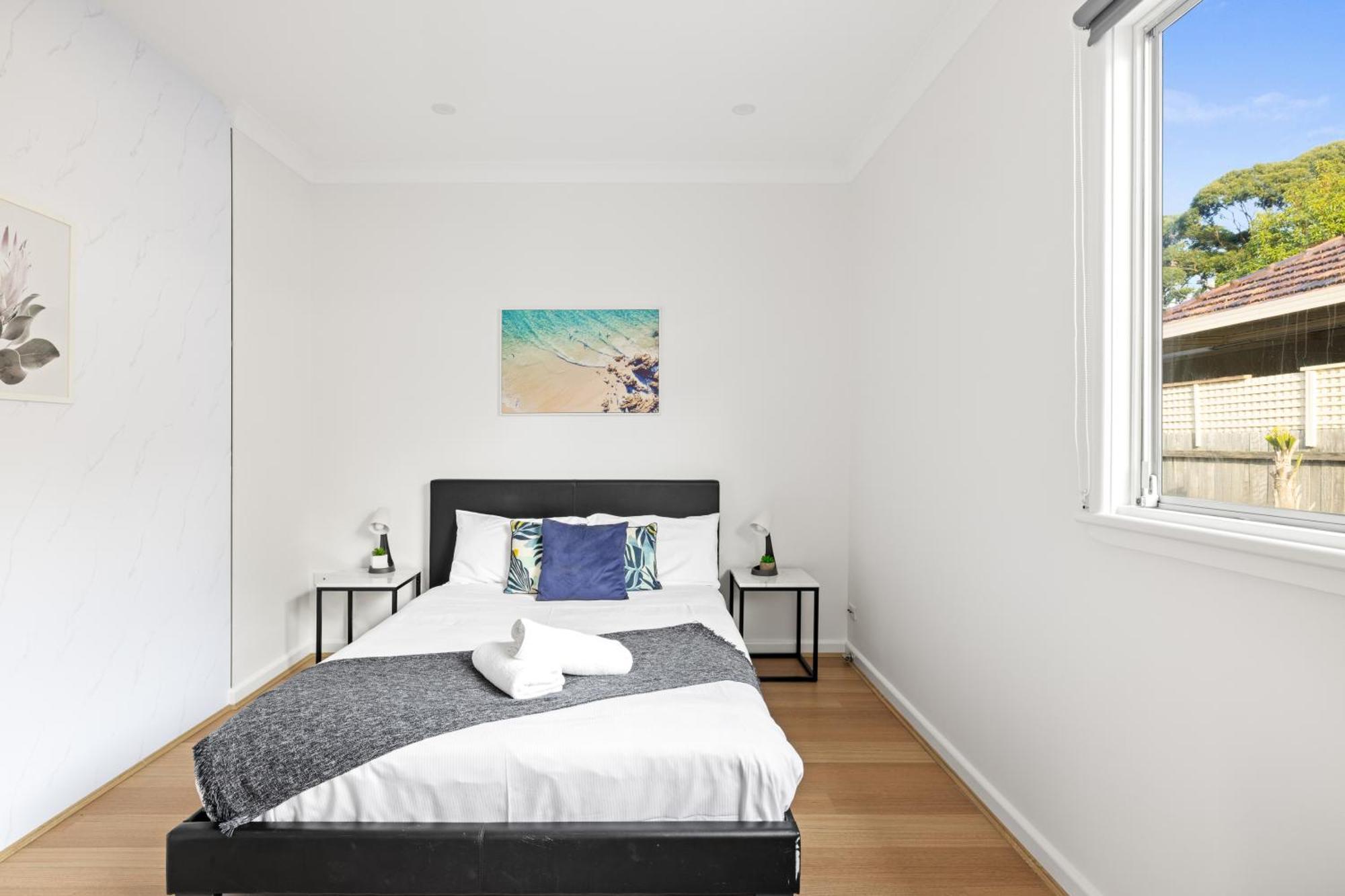 Elegant Queen - Nearby Airport - Shared Bathroom Guest house Sydney