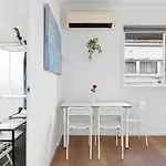 Elegant Queen Room - Nearby Airport - Shared Bathroom