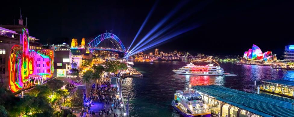 Elegant Queen - Nearby Airport - Shared Bathroom Sydney