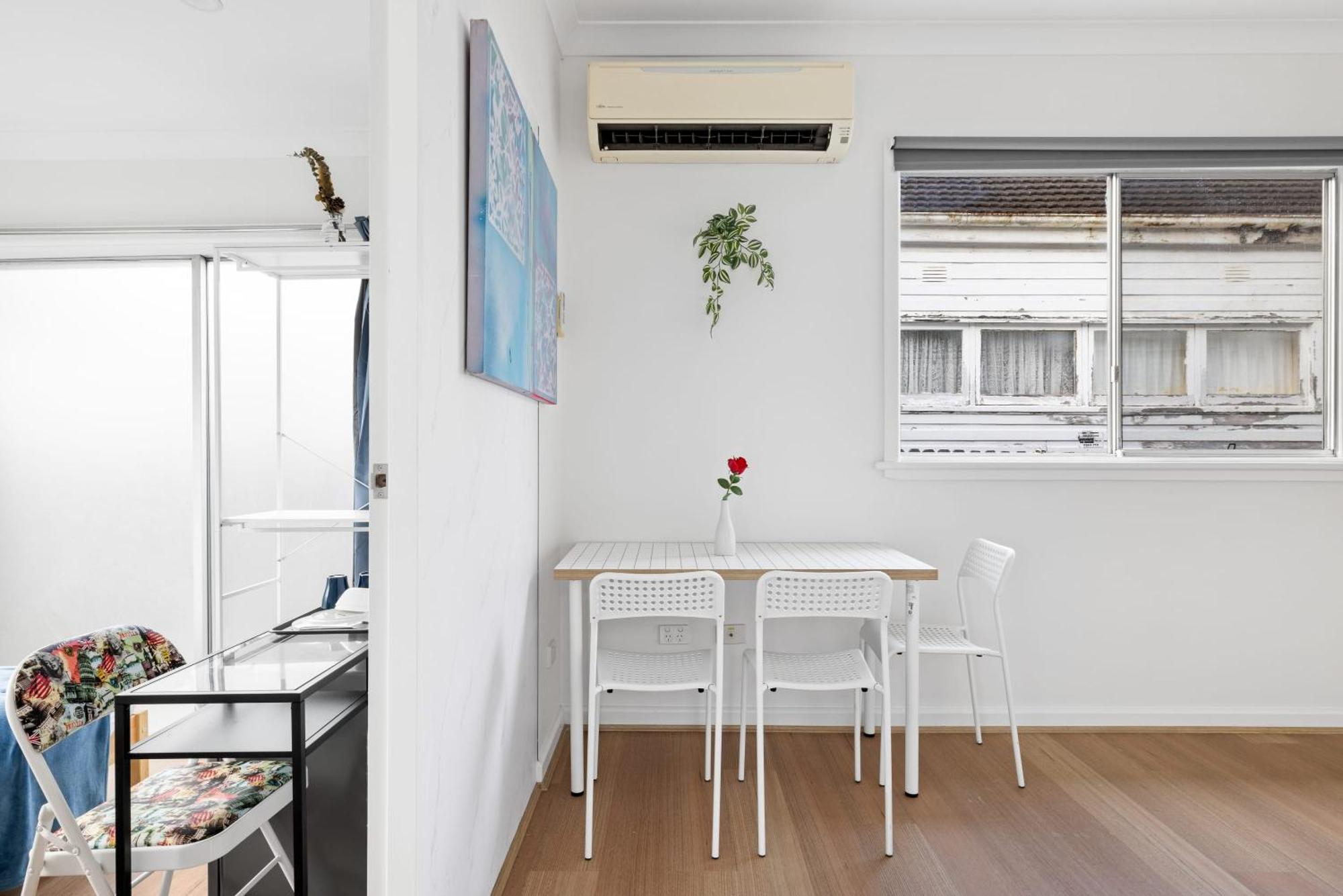 Elegant Queen - Nearby Airport - Shared Bathroom Guest house Sydney
