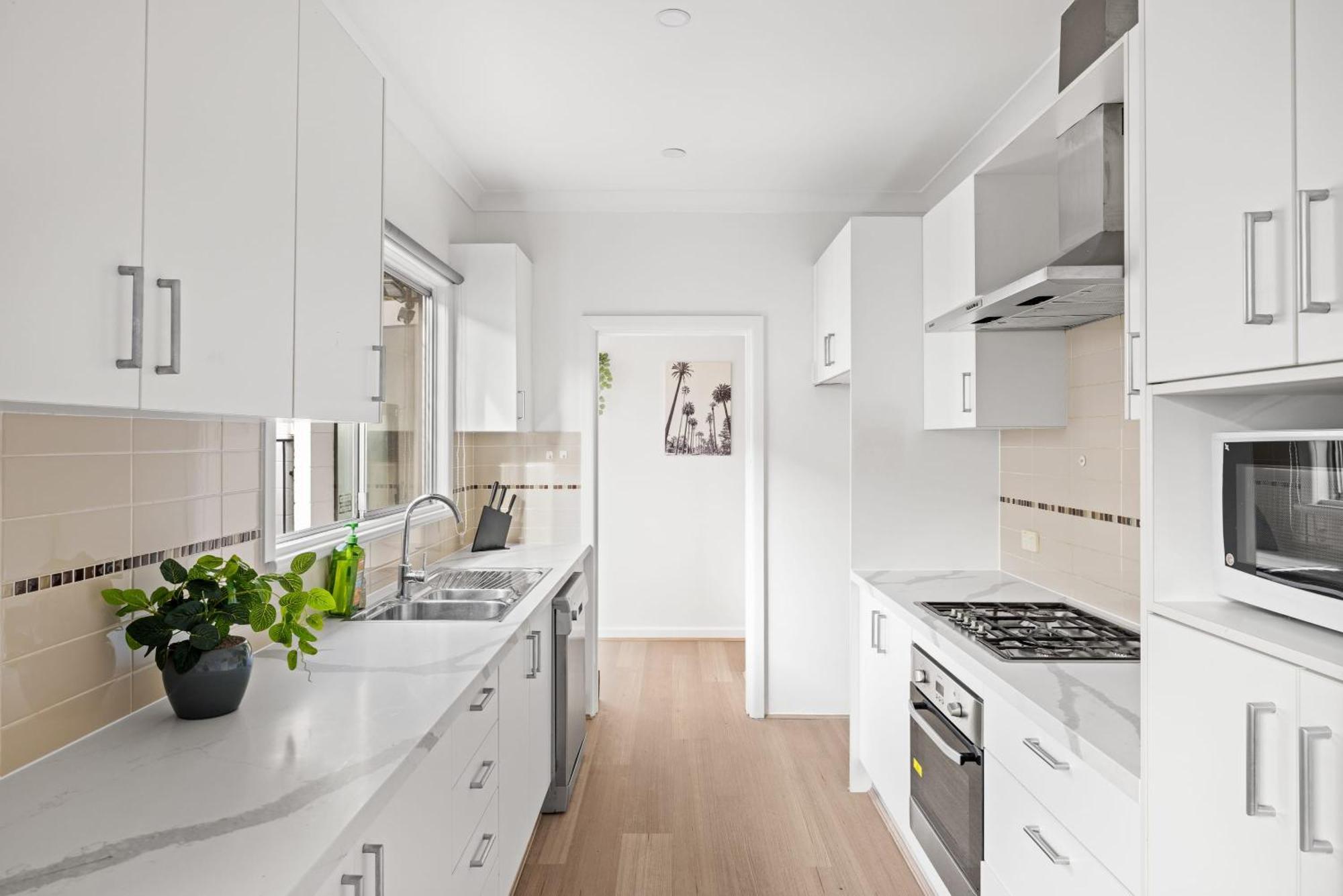 Elegant Queen - Nearby Airport - Shared Bathroom